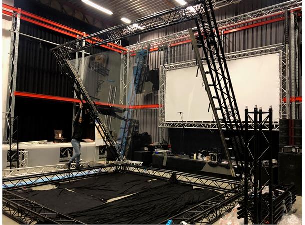 The Perfect Illusion! Pepper's ghost effect 